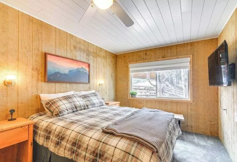 Inviting Utah Cabin W/ Spacious Deck + Fireplace!