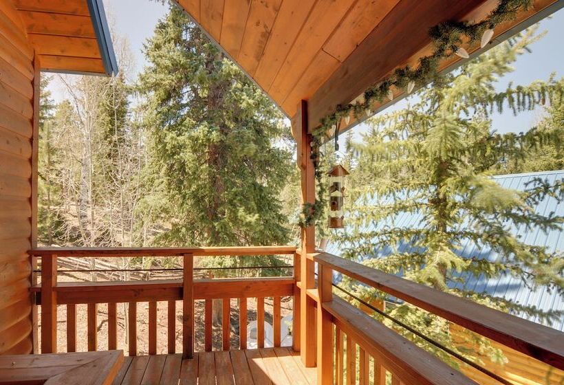 Inviting Utah Cabin W/ Spacious Deck + Fireplace!