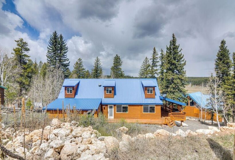 Inviting Utah Cabin W/ Spacious Deck + Fireplace!