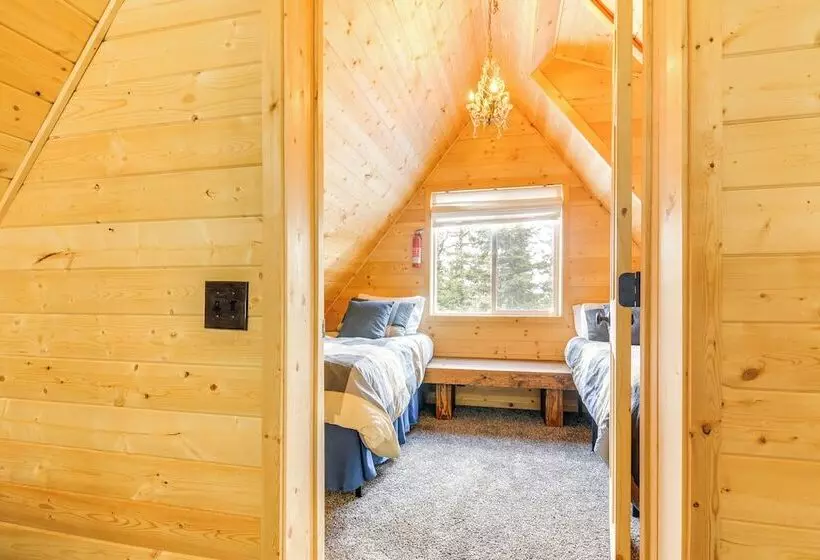 Inviting Utah Cabin W/ Spacious Deck + Fireplace!