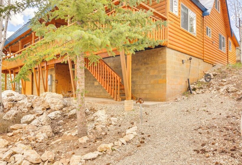 Inviting Utah Cabin W/ Spacious Deck + Fireplace!