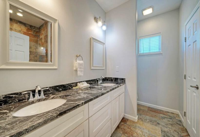 6bdr, Balcony W/ Bay View, Shared Pool + Boat Dock Keeper Red By Avantstay