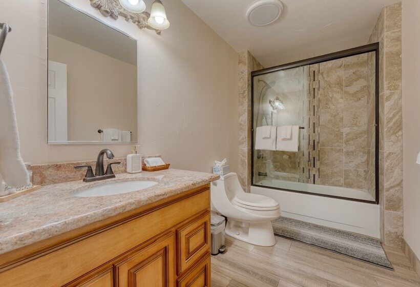 Lake Star By Avantstay Hot Tub, Walk To Beach