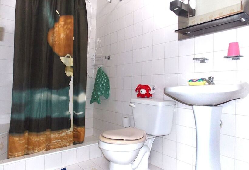 پانسیون Hostal Reyes Y Carolina