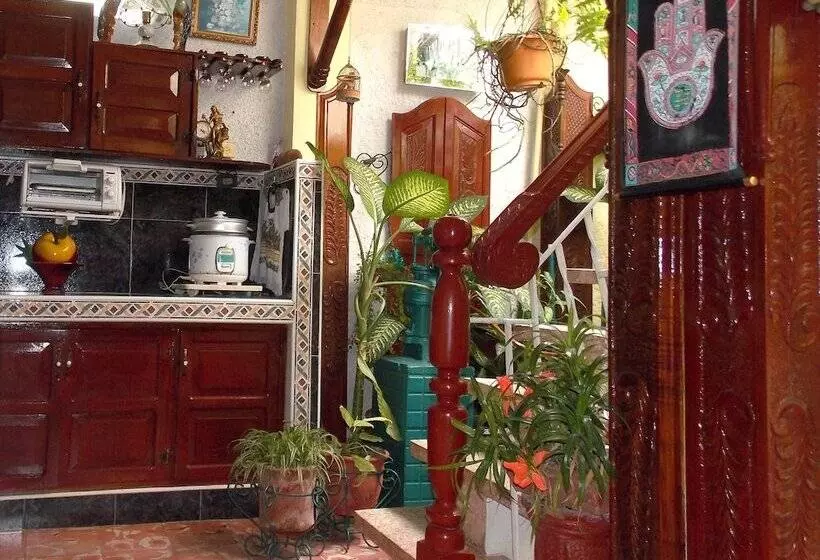 ペンション Hostal Reyes Y Carolina