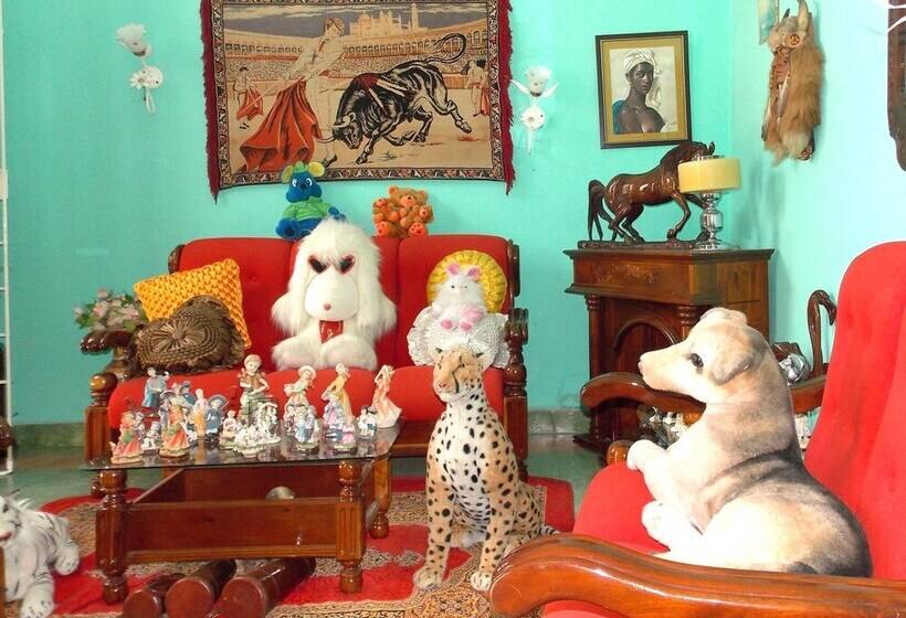 پانسیون Hostal Reyes Y Carolina