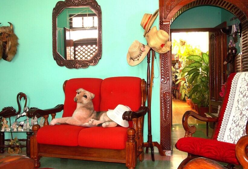 پانسیون Hostal Reyes Y Carolina