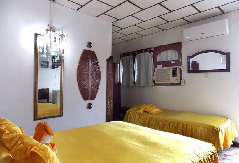 پانسیون Hostal Reyes Y Carolina