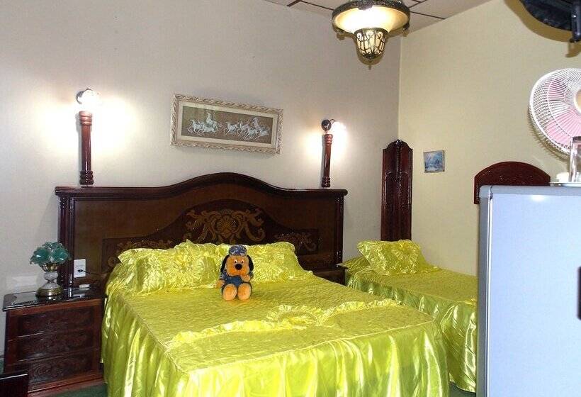 پانسیون Hostal Reyes Y Carolina