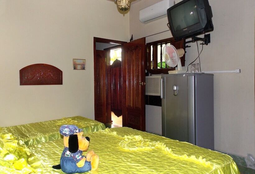 پانسیون Hostal Reyes Y Carolina