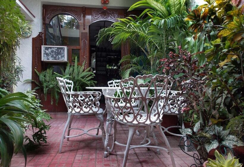 پانسیون Hostal Reyes Y Carolina