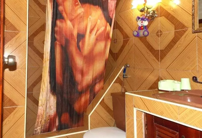 ペンション Hostal Reyes Y Carolina