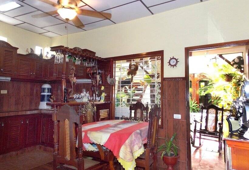 پانسیون Hostal Reyes Y Carolina