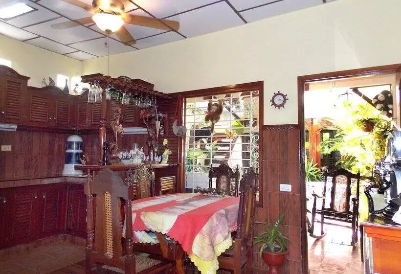 ペンション Hostal Reyes Y Carolina