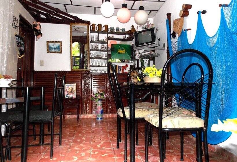 پانسیون Hostal Reyes Y Carolina