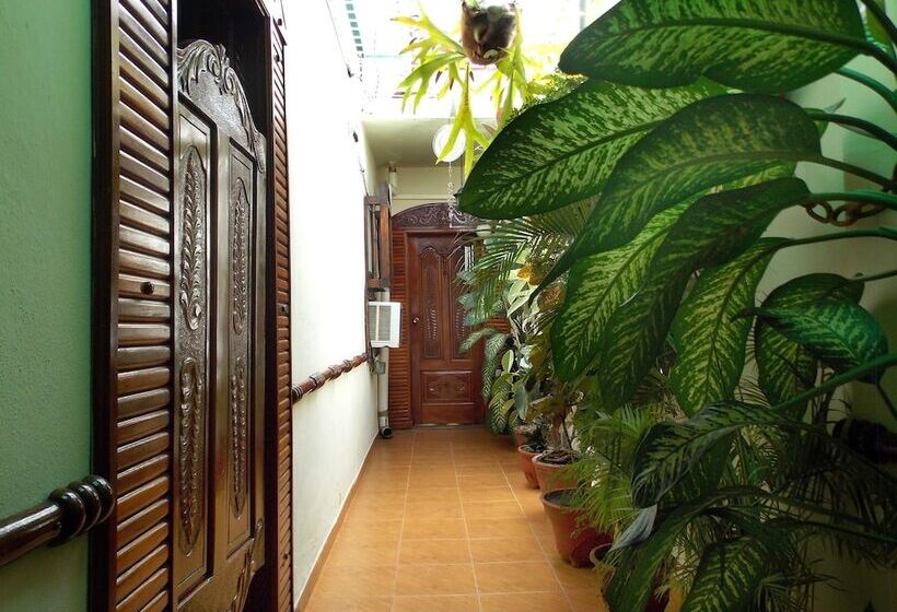 پانسیون Hostal Reyes Y Carolina