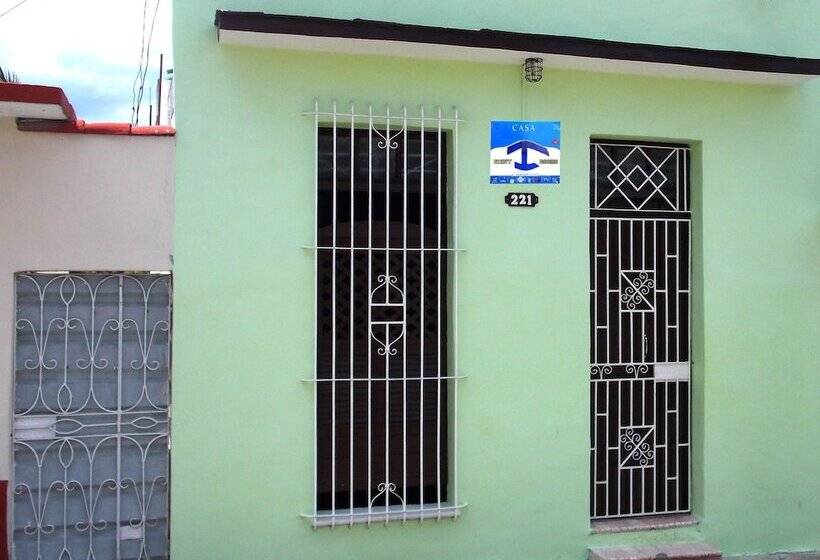 پانسیون Hostal Reyes Y Carolina