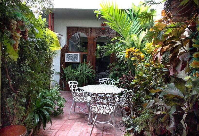 پانسیون Hostal Reyes Y Carolina