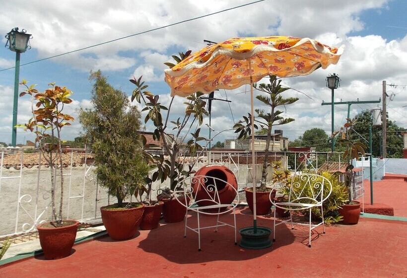 پانسیون Hostal Reyes Y Carolina