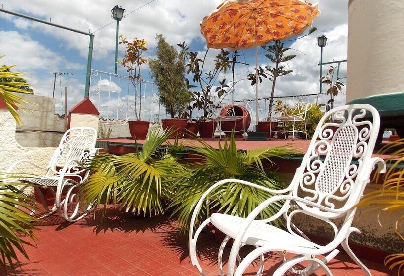 پانسیون Hostal Reyes Y Carolina