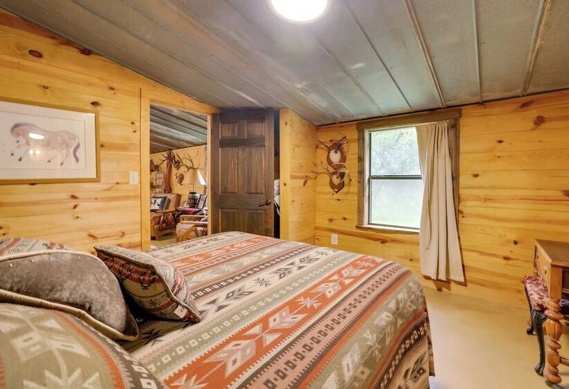 Rural & Horse Friendly Cabin ~ 24 Mi To Bandera!