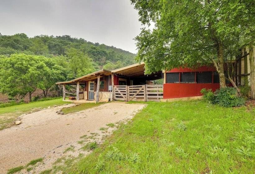 Rural & Horse Friendly Cabin ~ 24 Mi To Bandera!