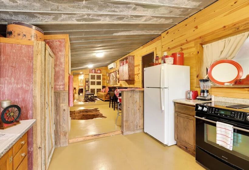 Rural & Horse Friendly Cabin ~ 24 Mi To Bandera!