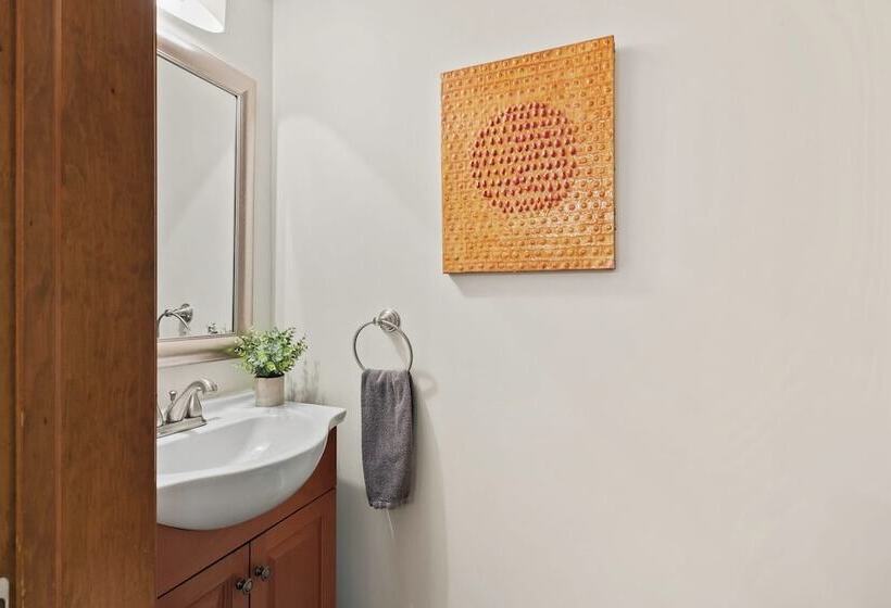 Waterside Haven By Avantstay Lakefront, Hot Tub, Game Room, Fire Pit