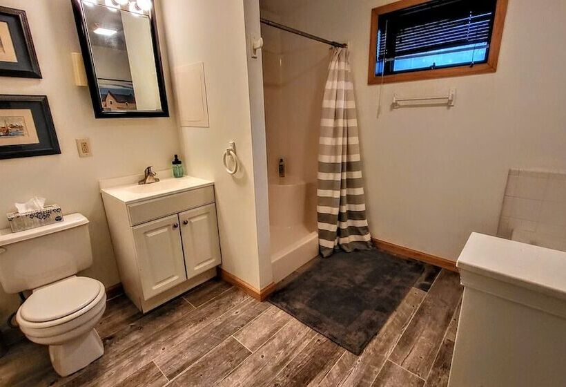 Waterside Haven By Avantstay Lakefront, Hot Tub, Game Room, Fire Pit