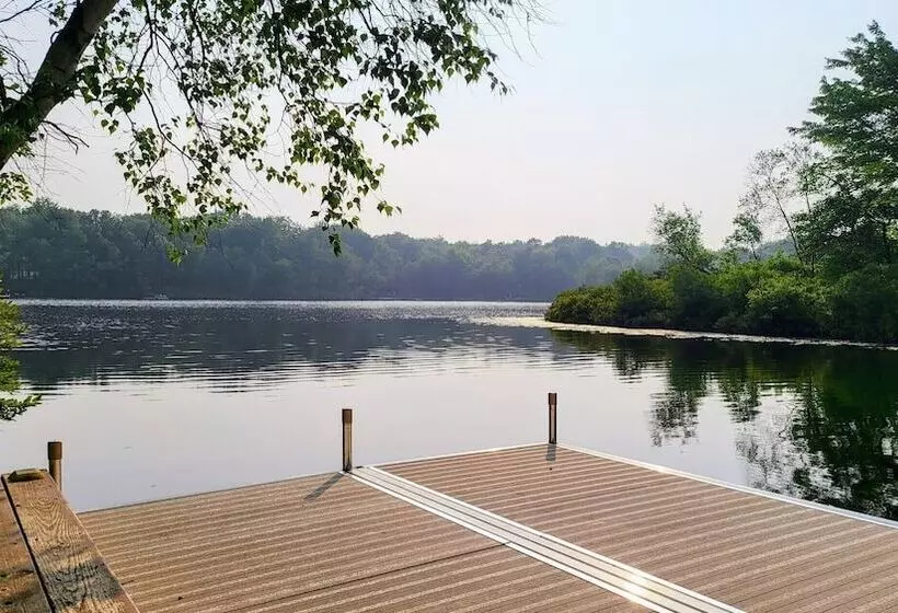 Waterside Haven By Avantstay Lakefront, Hot Tub, Game Room, Fire Pit