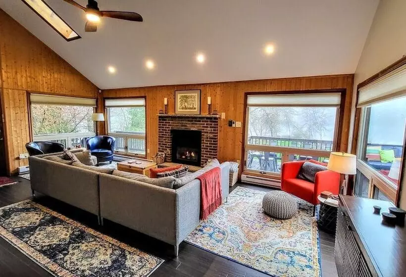 Waterside Haven By Avantstay Lakefront, Hot Tub, Game Room, Fire Pit