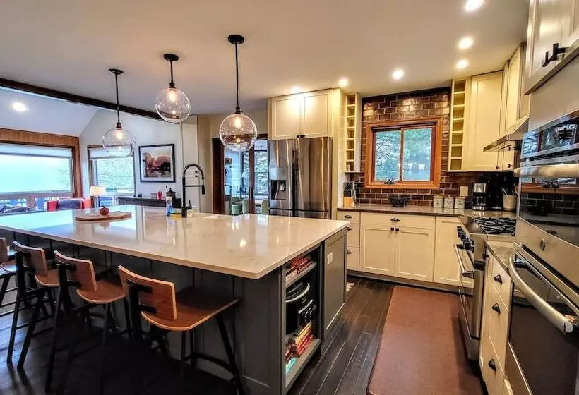 Waterside Haven By Avantstay Lakefront, Hot Tub, Game Room, Fire Pit