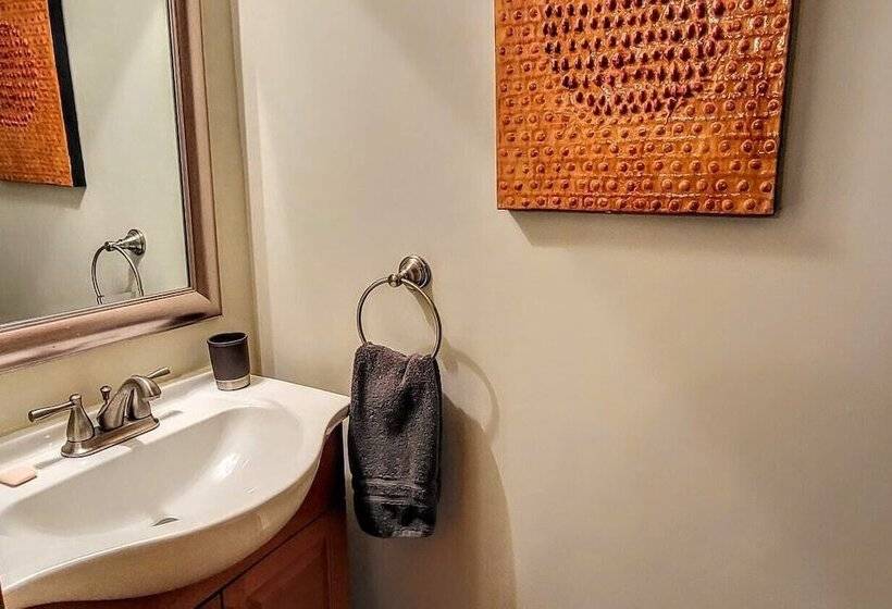 Waterside Haven By Avantstay Lakefront, Hot Tub, Game Room, Fire Pit