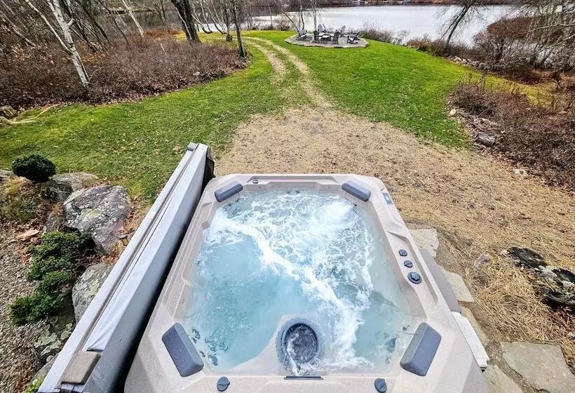 Waterside Haven By Avantstay Lakefront, Hot Tub, Game Room, Fire Pit