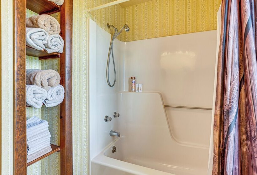 Wellsboro Farmhouse W/ Grill & Fire Pit!