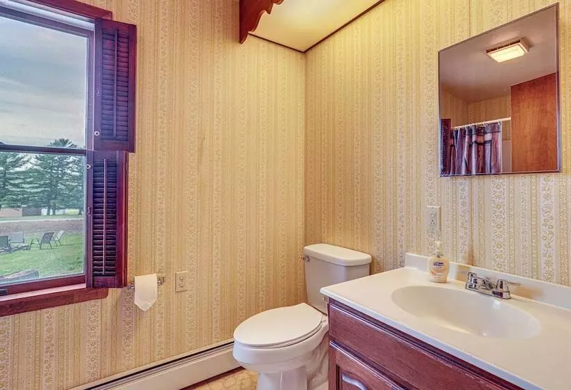 Wellsboro Farmhouse W/ Grill & Fire Pit!