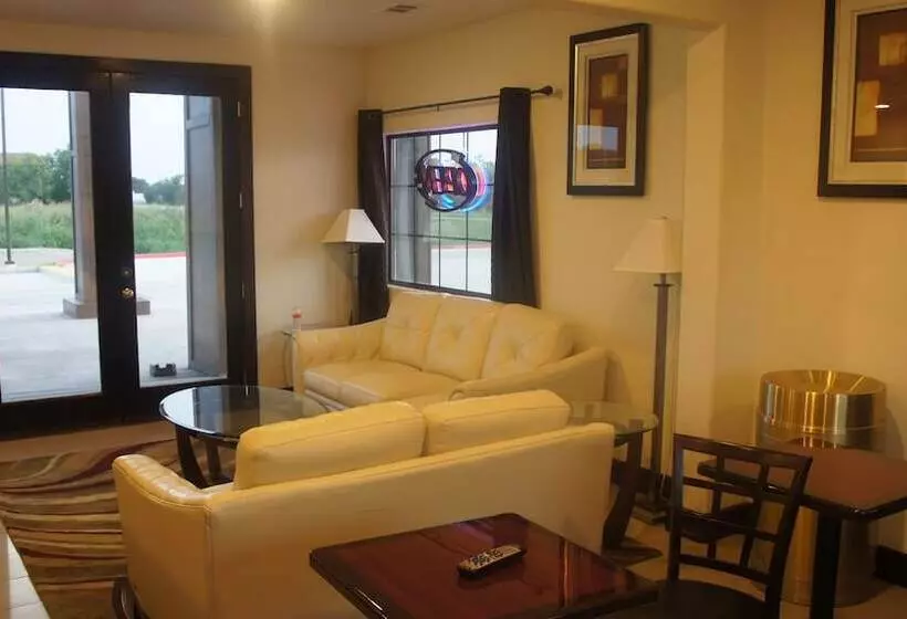 Hotelli Lux Inn And Suites