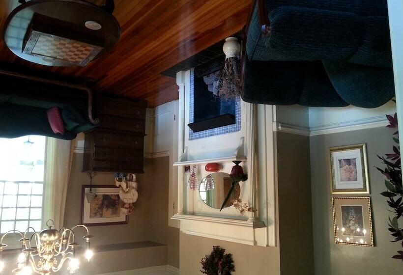 Hunter House Bed And Breakfast