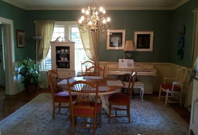 Hunter House Bed And Breakfast