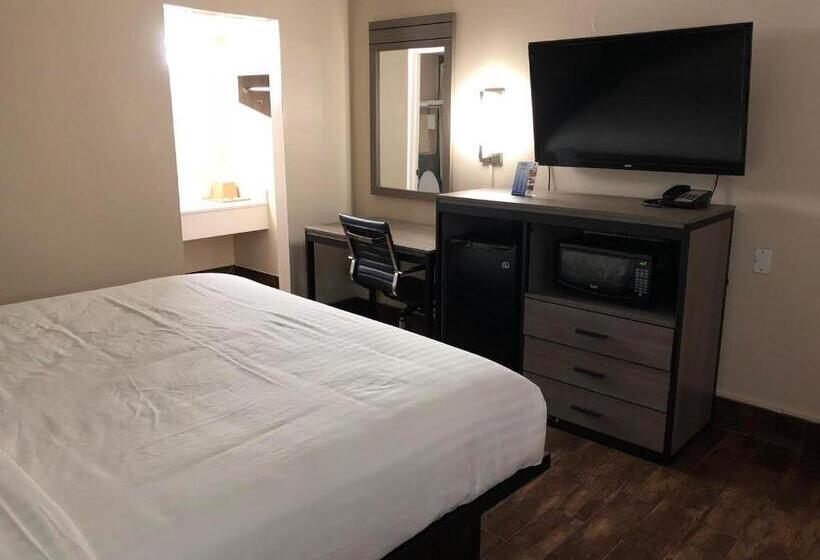 Мотель Travelers Inn & Suites