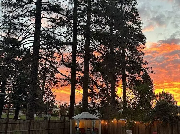مُتل The Pines Inn And Cottages
