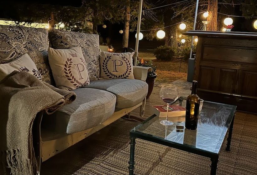 מוטל The Pines Inn And Cottages