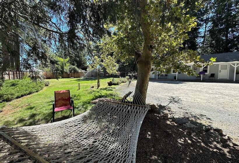 מוטל The Pines Inn And Cottages