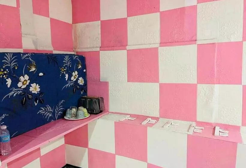 Majatalo Deyo Guest House Room Pink
