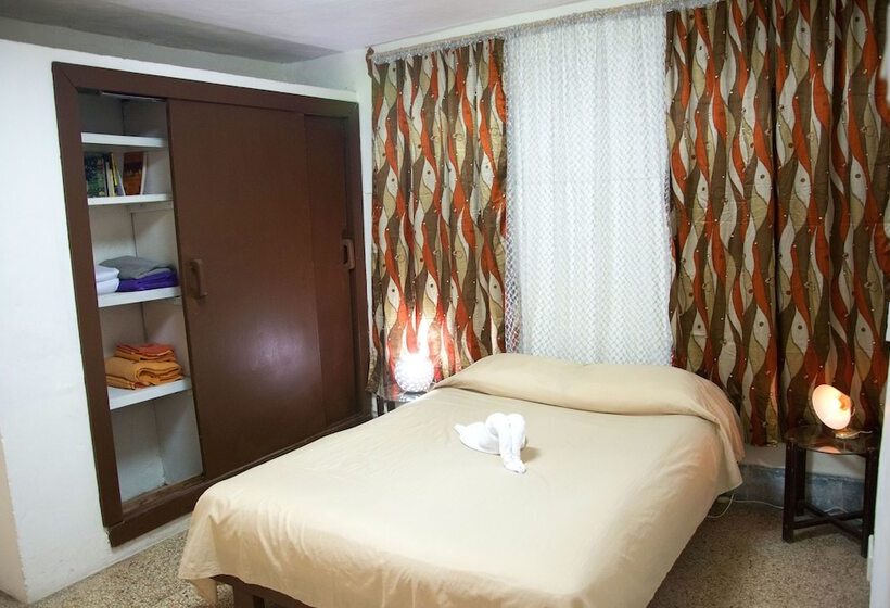 پانسیون Hostal Corona