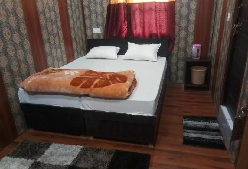 ホテル Sajwan & Restaurant, Phata