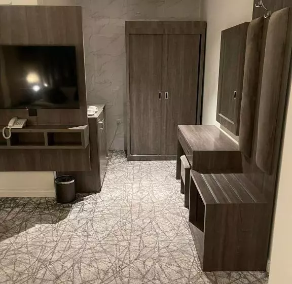 فندق سفن جاردنز   المطار