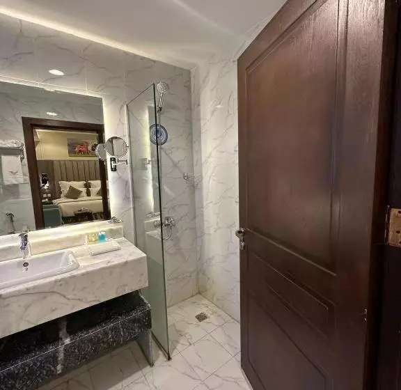 فندق سفن جاردنز   المطار