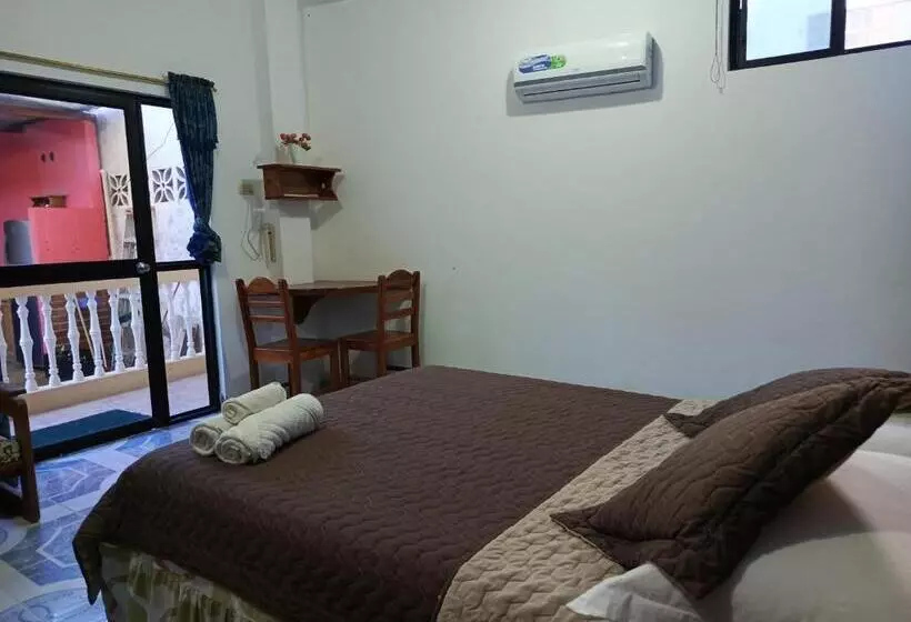هتل Hostal Los Cactus