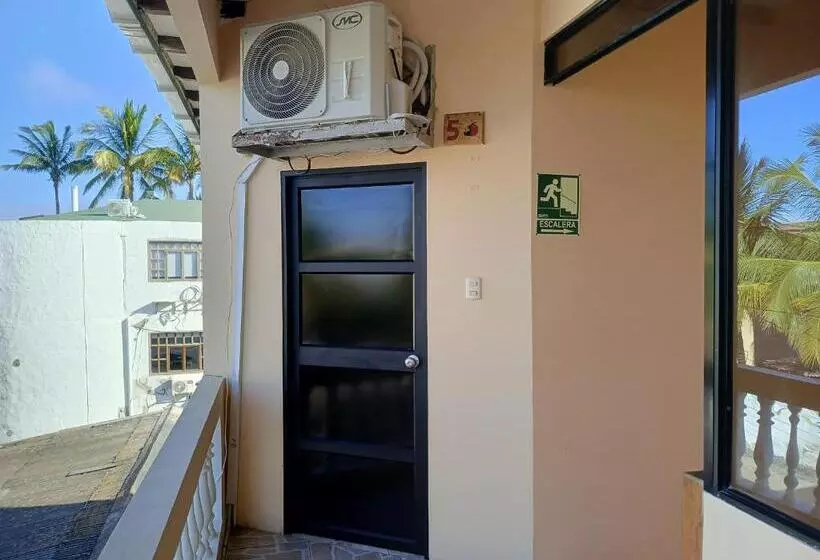 هتل Hostal Los Cactus